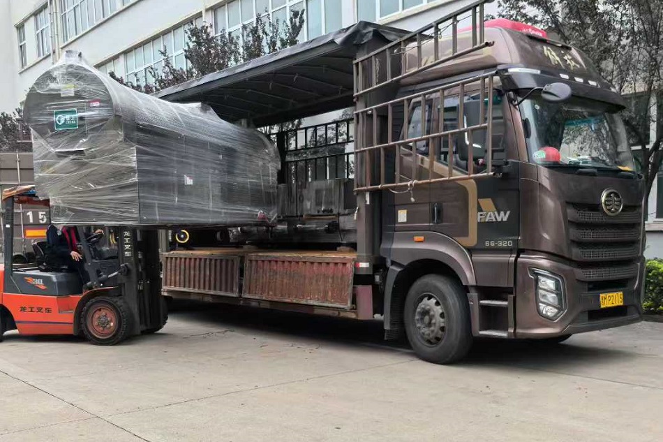 浙江客戶訂購(gòu)的流水線電磁炒貨機(jī)和中型炒貨機(jī)裝車發(fā)貨